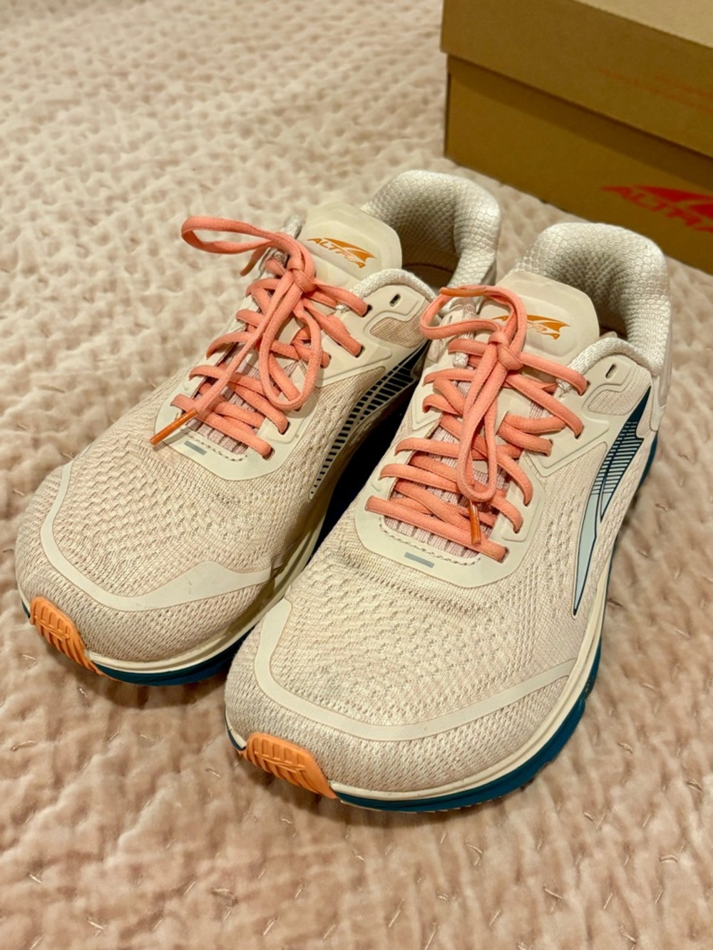 Altra Pink Peach Torin 5 Women's Running Shoes Sneakers Great Condition